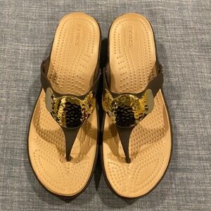 Crocs Women's Thong Sandals Flip Flops Gold Accent Comfort Tan Brown Size 9